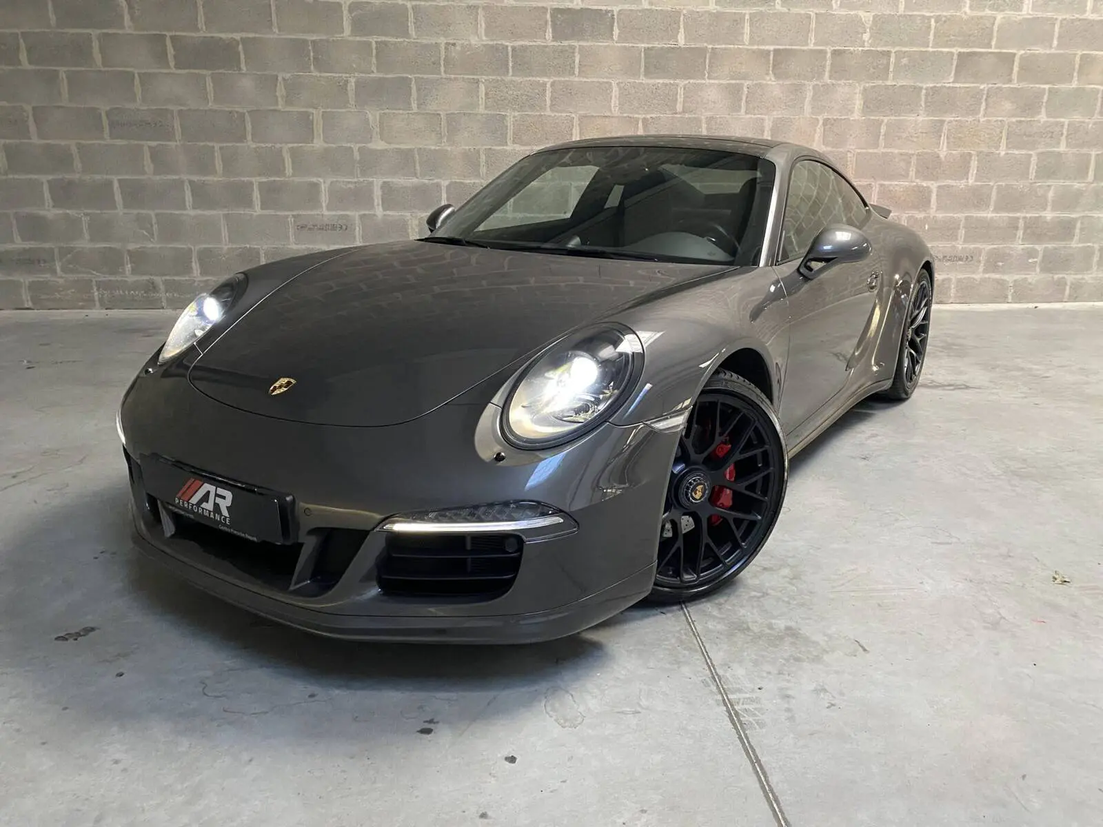 3/4 avant Porsche 911 Carrera 4 GTS grise