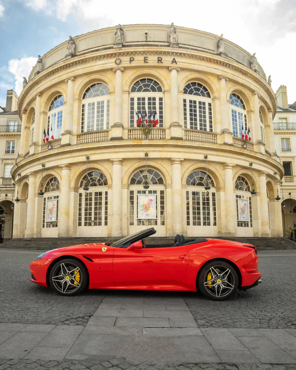 Louer un cabriolet Ferrari California T rouge de profil