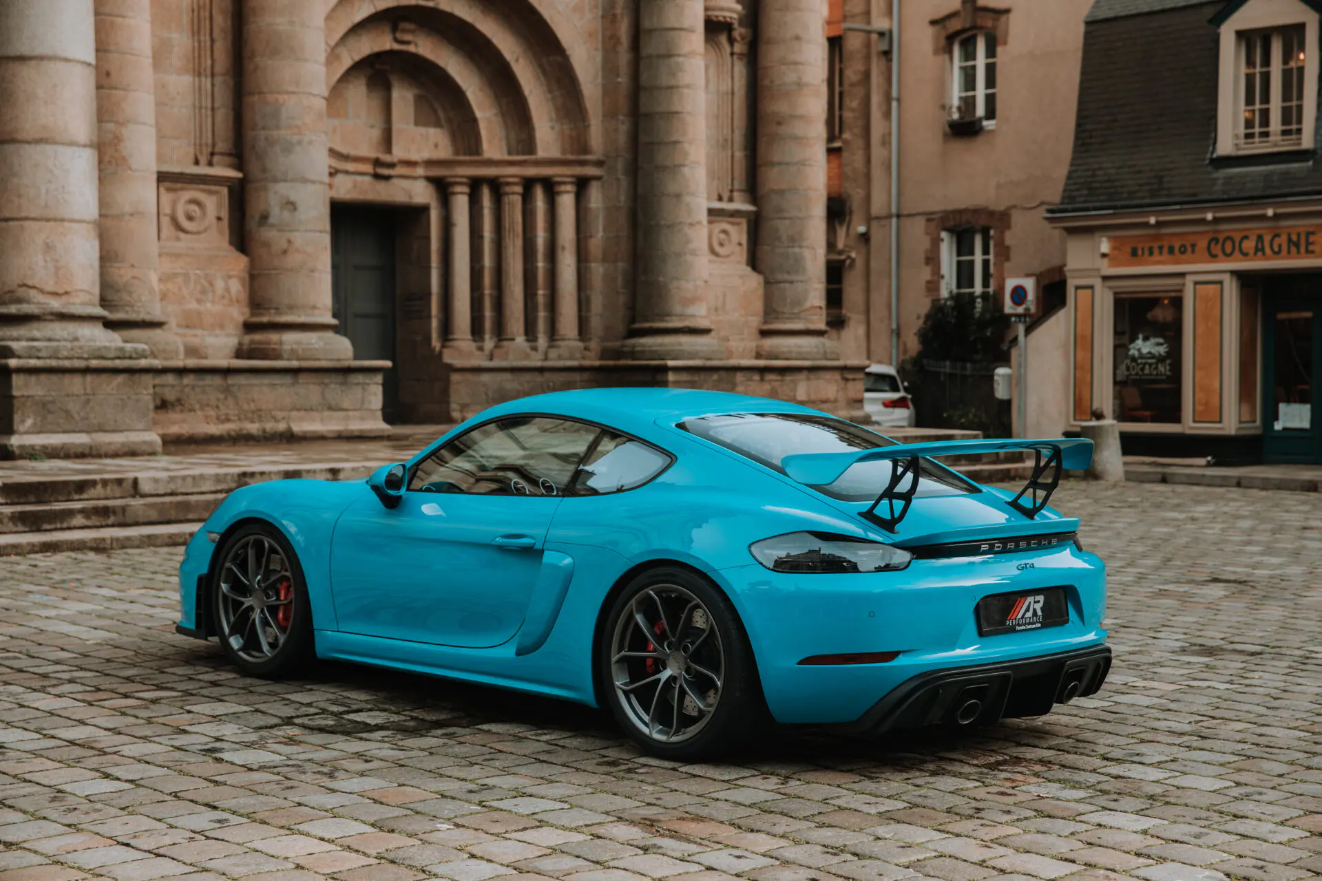 Porsche Cayman bleu Miami avec aileron