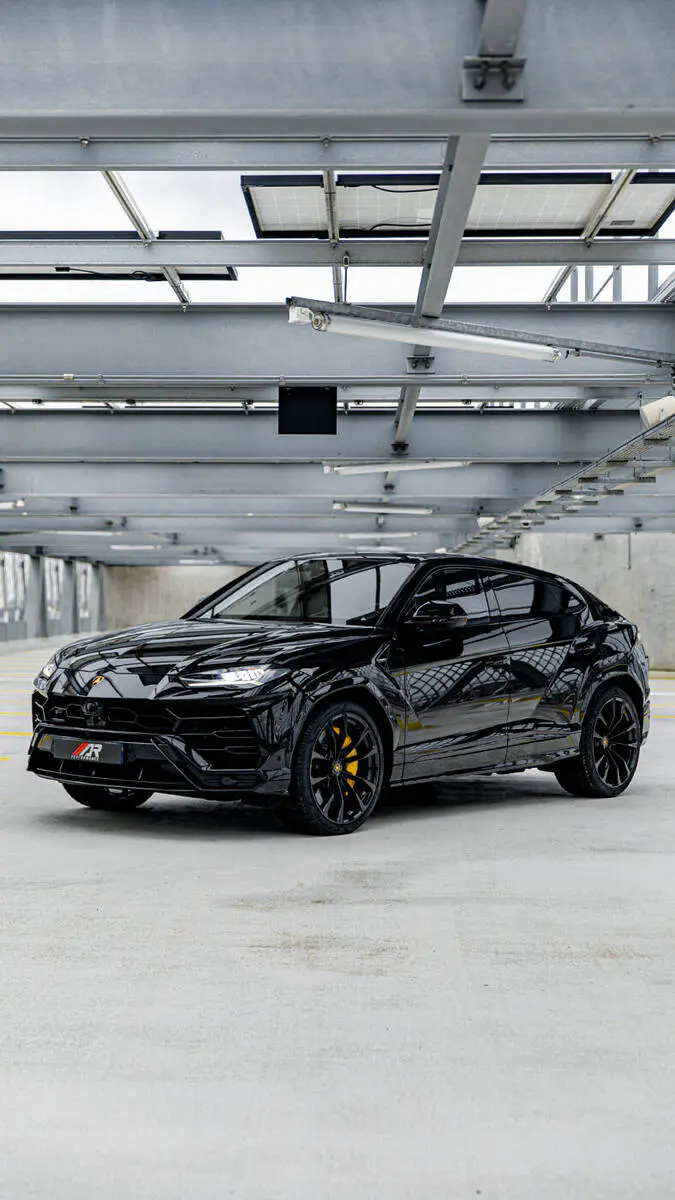 voiture suv de luxe Lamborghini Urus noir brillant 650 ch