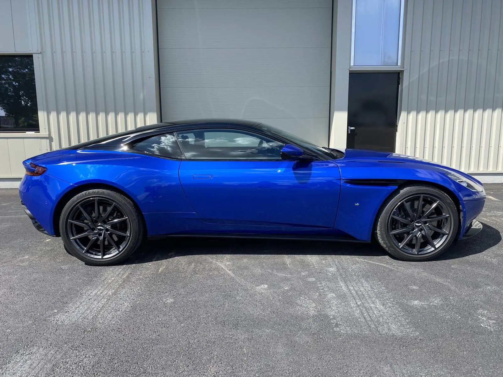 photos ASTON MARTIN DB11