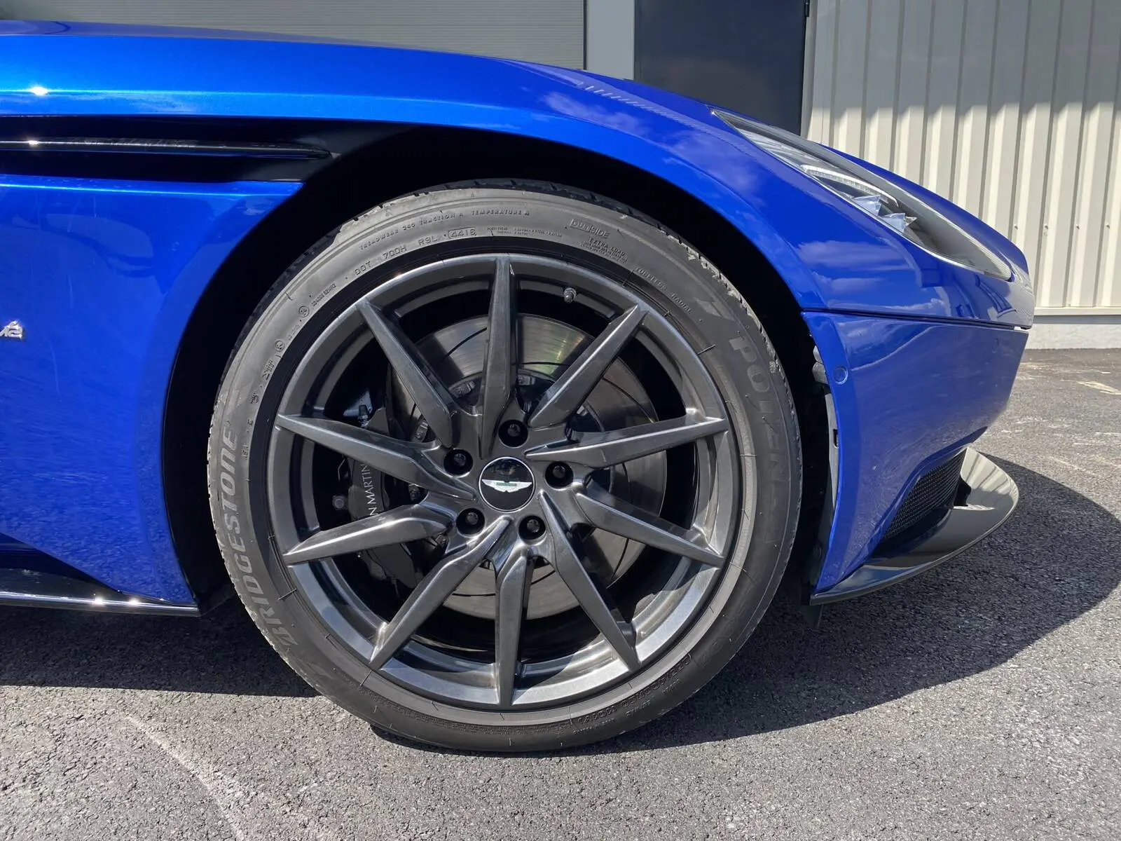 photos ASTON MARTIN DB11