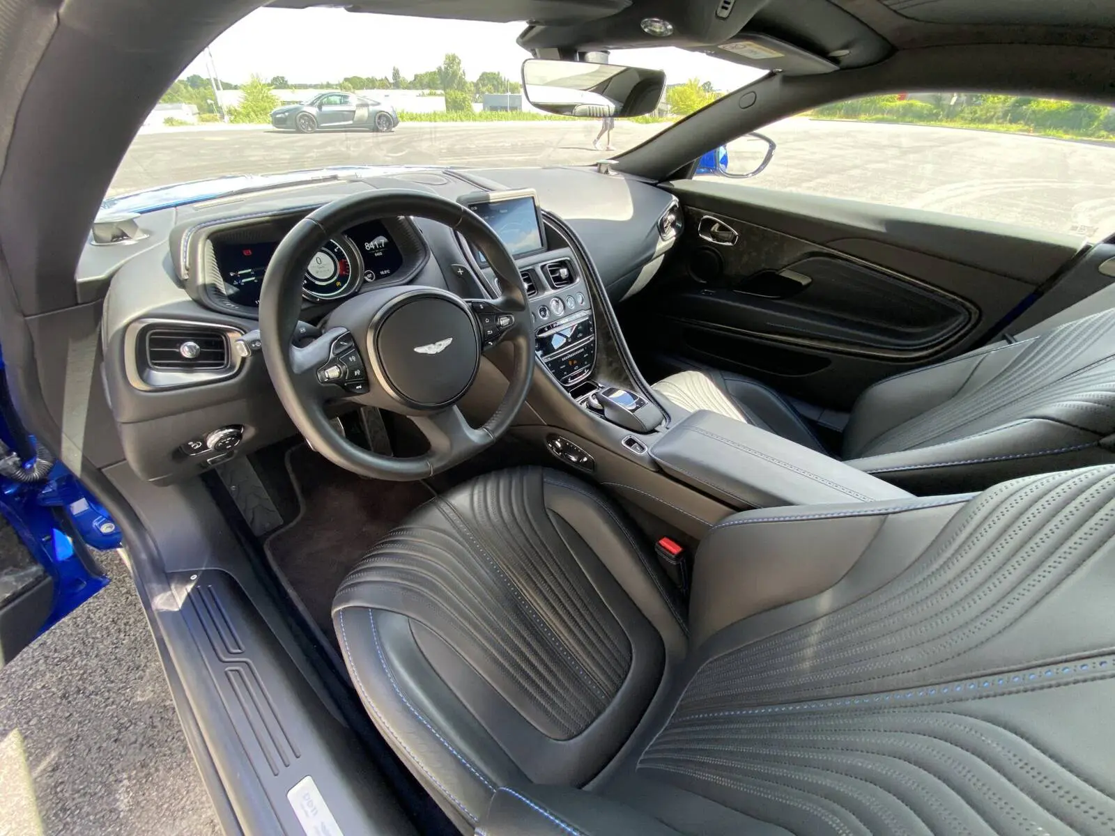 photos ASTON MARTIN DB11