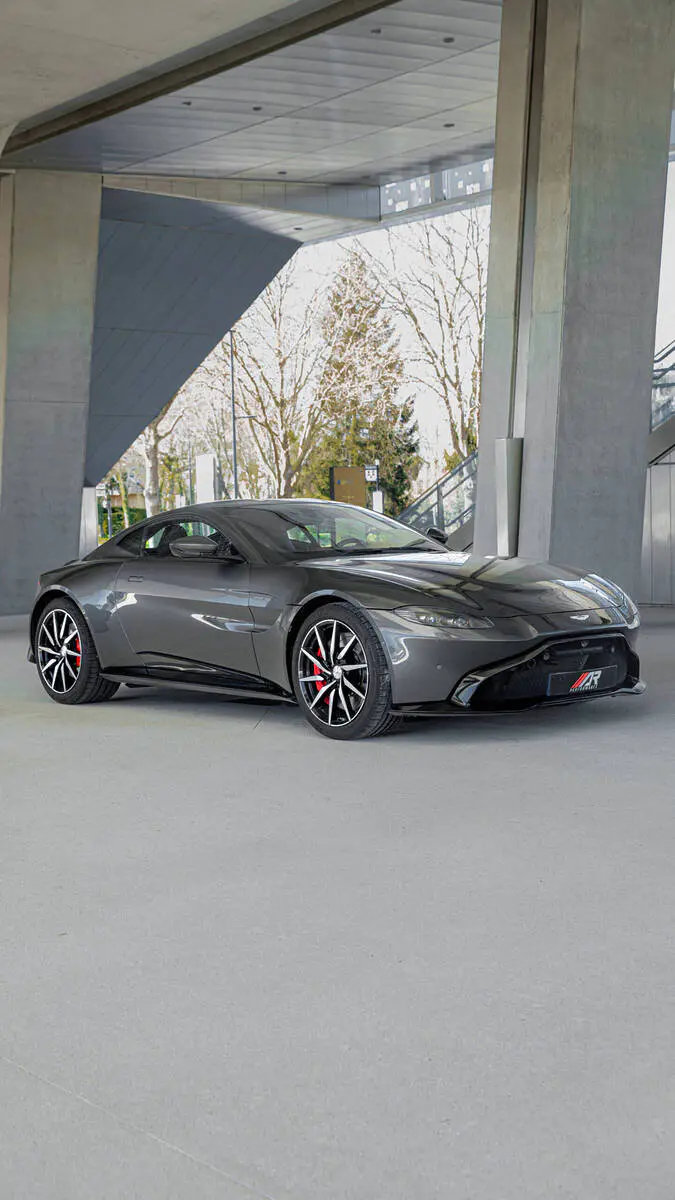 Aston Martin Vantage gris foncé