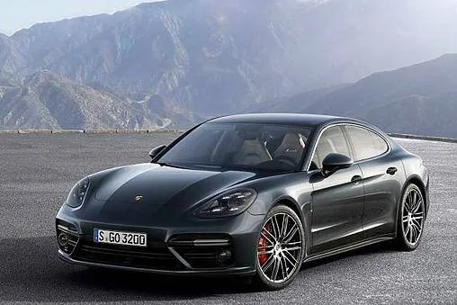 Vous cherchez une berline spacieuse et confortable ? Louez notre Porsche Panamera 4S