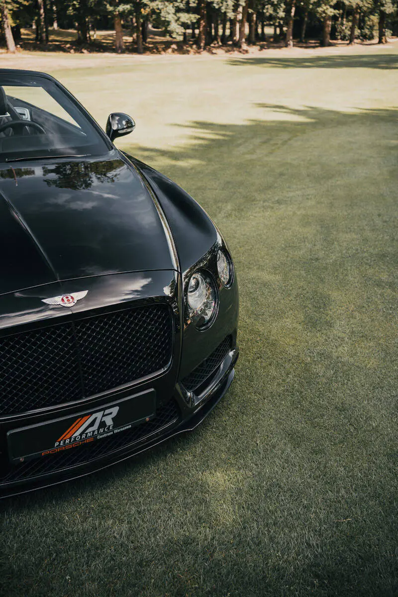 Voiture de luxe noir bentley cabriolet en dépot-vente 