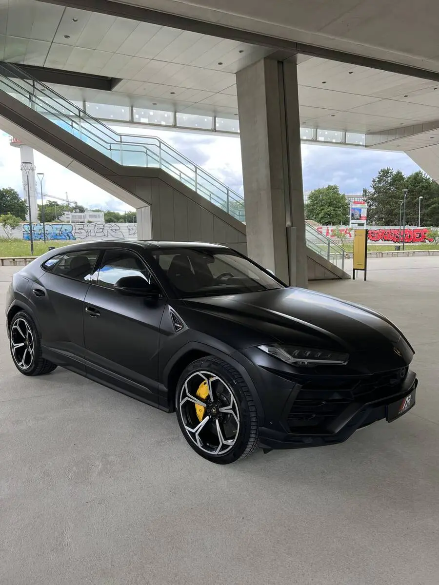 Louer un Lamborghini Urus noir mat