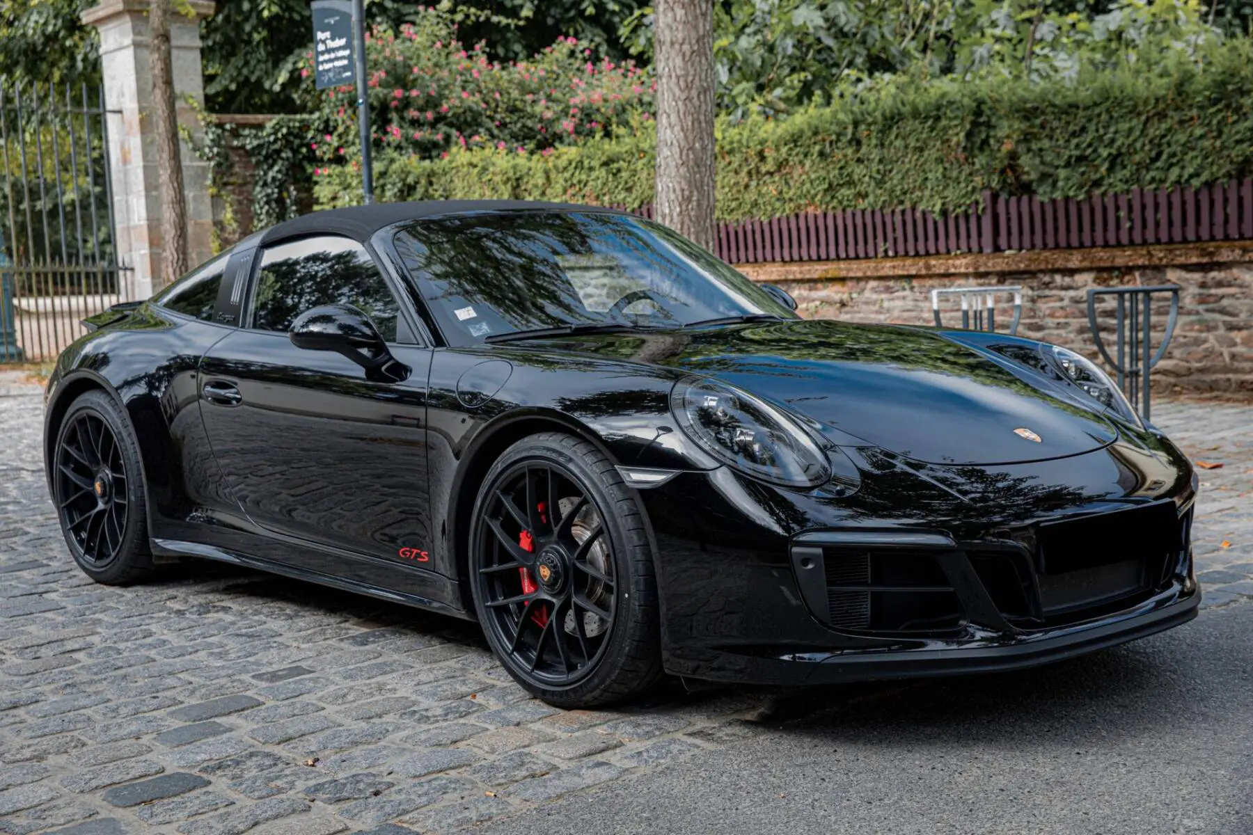 3/4 avant Porsche Targa 4 GTS noire
