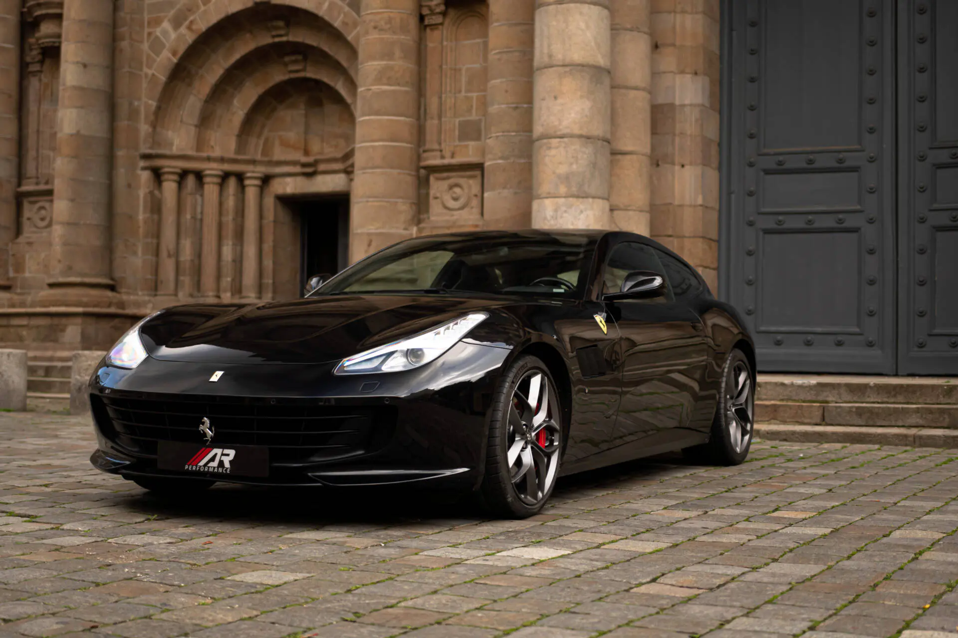 Location break Ferrari GTC4 Lusso noir