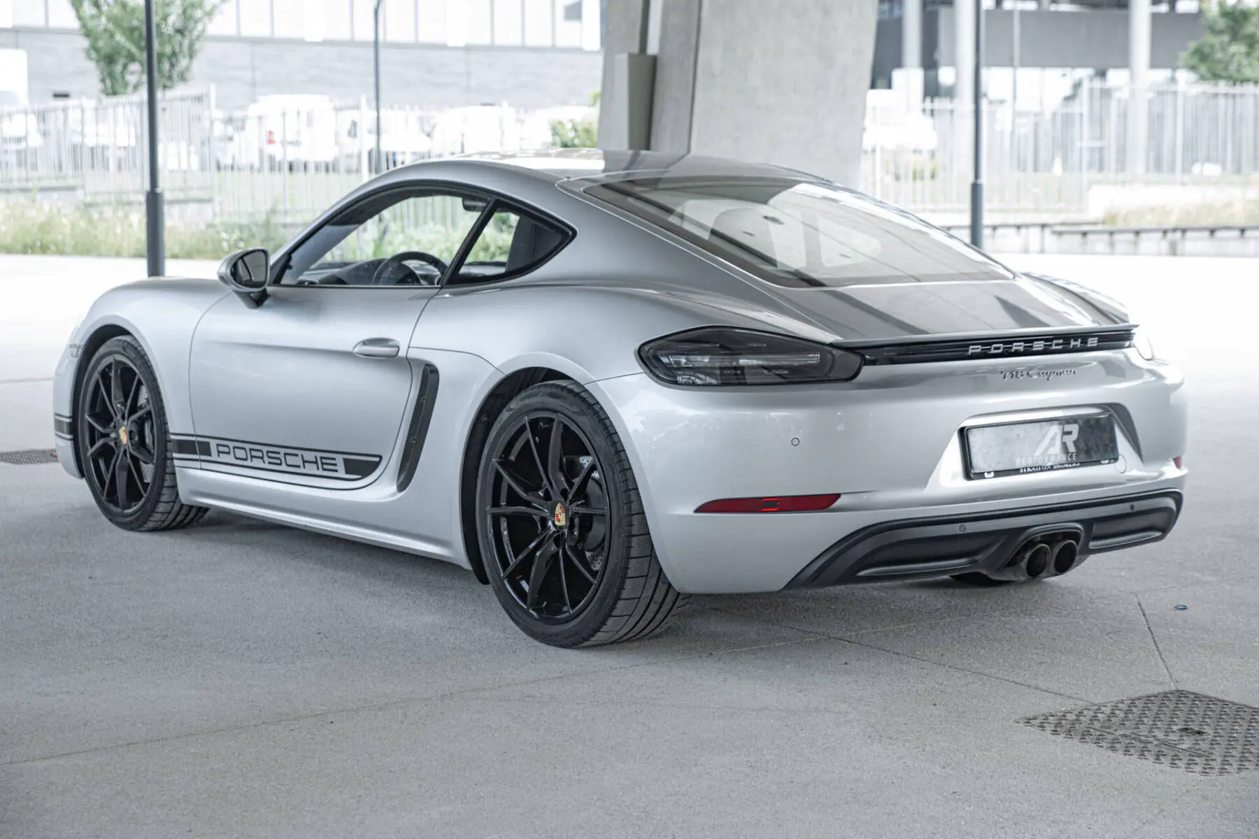 Face 3/4 arrière Porsche 718 Cayman gris