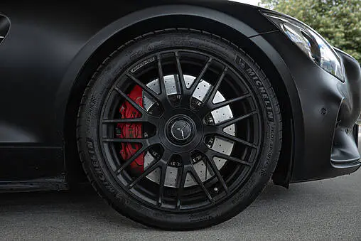 Comment choisir des plaquettes de frein sport pour une voiture modifiée