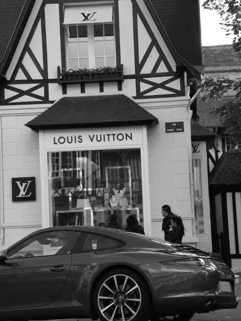 Deauville VIP : Louez une voiture de rêve avec AR Performance pour un weekend glamour au bord de la mer!