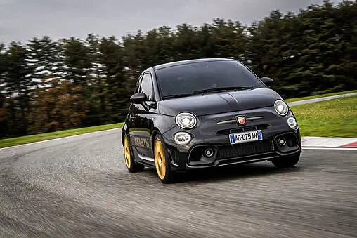 Série limitée Abarth 695 75° Anniversario : Une édition spéciale pour célébrer les 75 ans de la marque au Scorpion