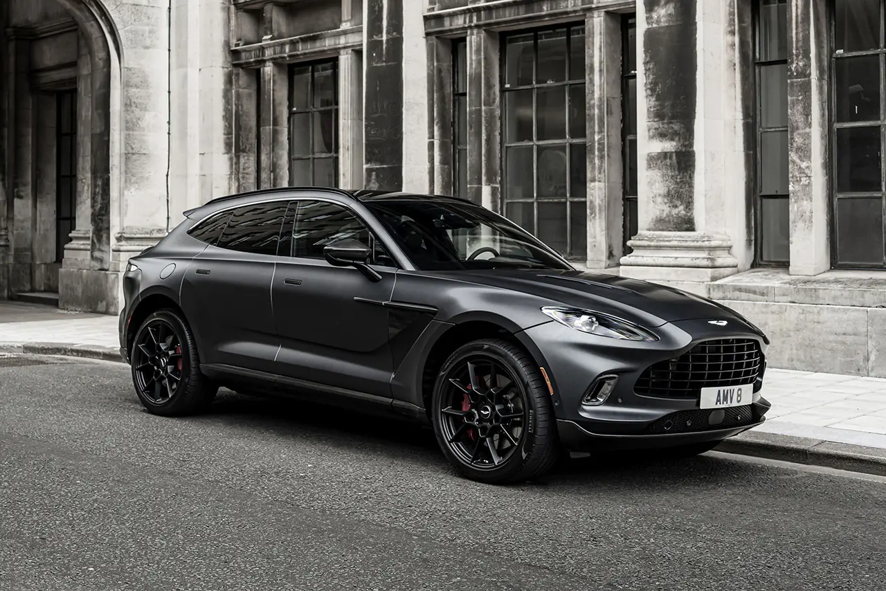 voiture aston martin DBX grise garée dans la rue