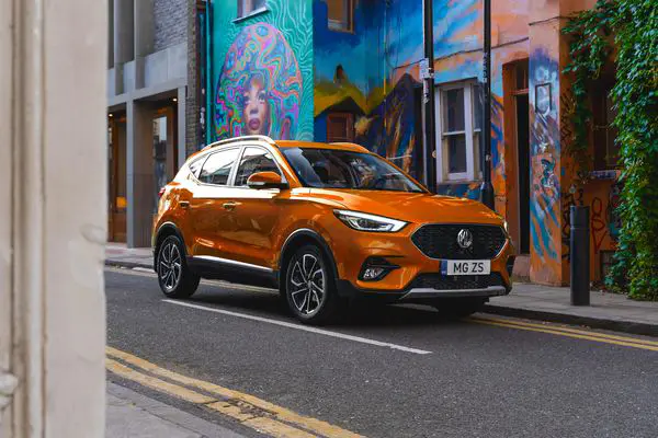 nouvelle voiture mg orange dans la rue