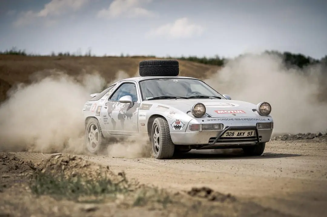 découvrez la porsche 928 surfari, une fusion parfaite entre sportivité et aventure. ce modèle emblématique combine le design audacieux de porsche avec des éléments adaptés à l'exploration tout-terrain, offrant une expérience de conduite unique et inoubliable. embarquez pour des escapades palpitantes avec style et performance.