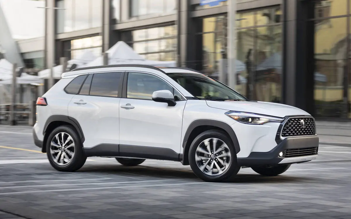 découvrez le restylage de la toyota corolla cross, une transformation audacieuse qui allie design moderne et performances améliorées. explorez les nouvelles fonctionnalités et technologies qui redéfinissent votre expérience de conduite.