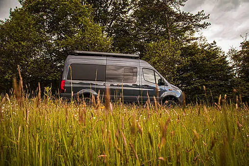 Le fourgon de camping Mercedes Sprinter 4×4 : une invitation à l&rsquo;aventure hors des sentiers battus