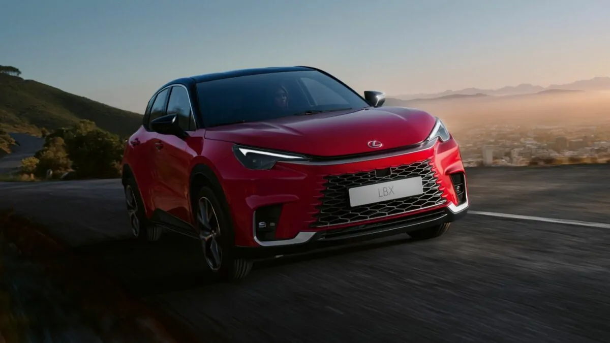 découvrez le lexus lbx, un suv alliant élégance et performance. explorez ses caractéristiques innovantes et son espace intérieur optimisé pour un confort inégalé. idéal pour les trajets en ville comme pour les longues escapades, le lbx redéfinit le plaisir de conduire.