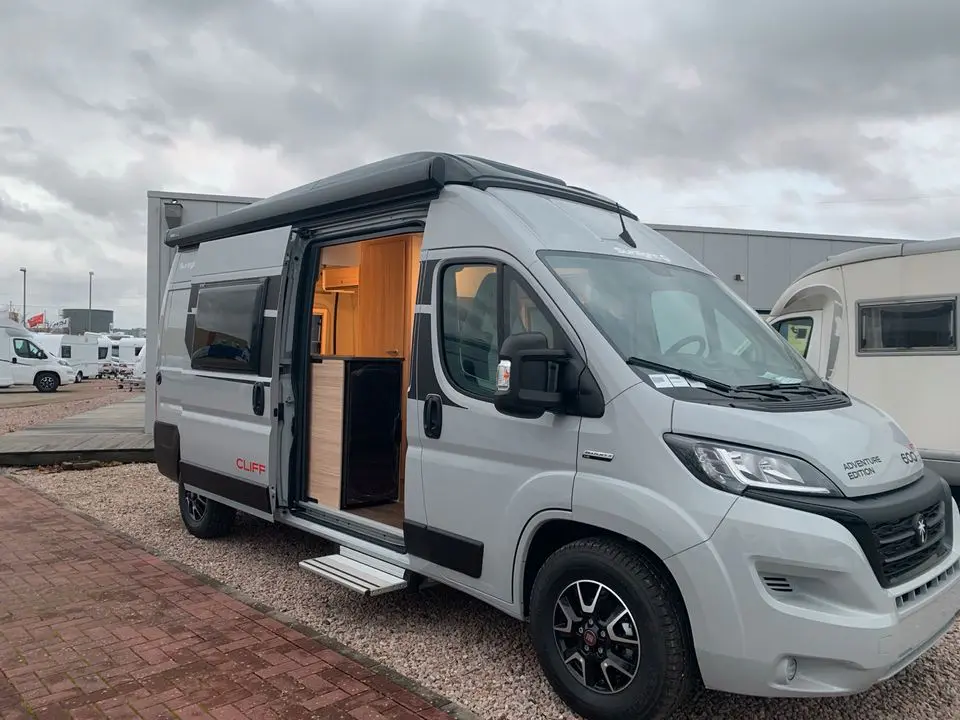 découvrez le camping-car sunlight cliff x, alliant confort et performance pour vos aventures sur la route. profitez d'espaces optimisés, d'une cuisine équipée et d'un design moderne qui rendent chaque voyage inoubliable.