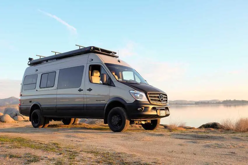 découvrez l'aventure ultime avec notre fourgon camping 4x4. idéal pour les amateurs de nature et d'escapades, profitez d'un véhicule robuste et confortable pour explorer les routes les plus difficiles. prêt pour vos prochaines aventures en plein air ?