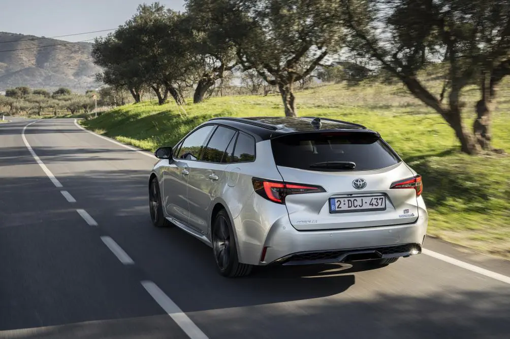 découvrez le restylage de la toyota corolla cross, alliant élégance et performance. avec un design modernisé et des technologies avancées, ce suv est parfait pour ceux qui recherchent confort et style sur la route.