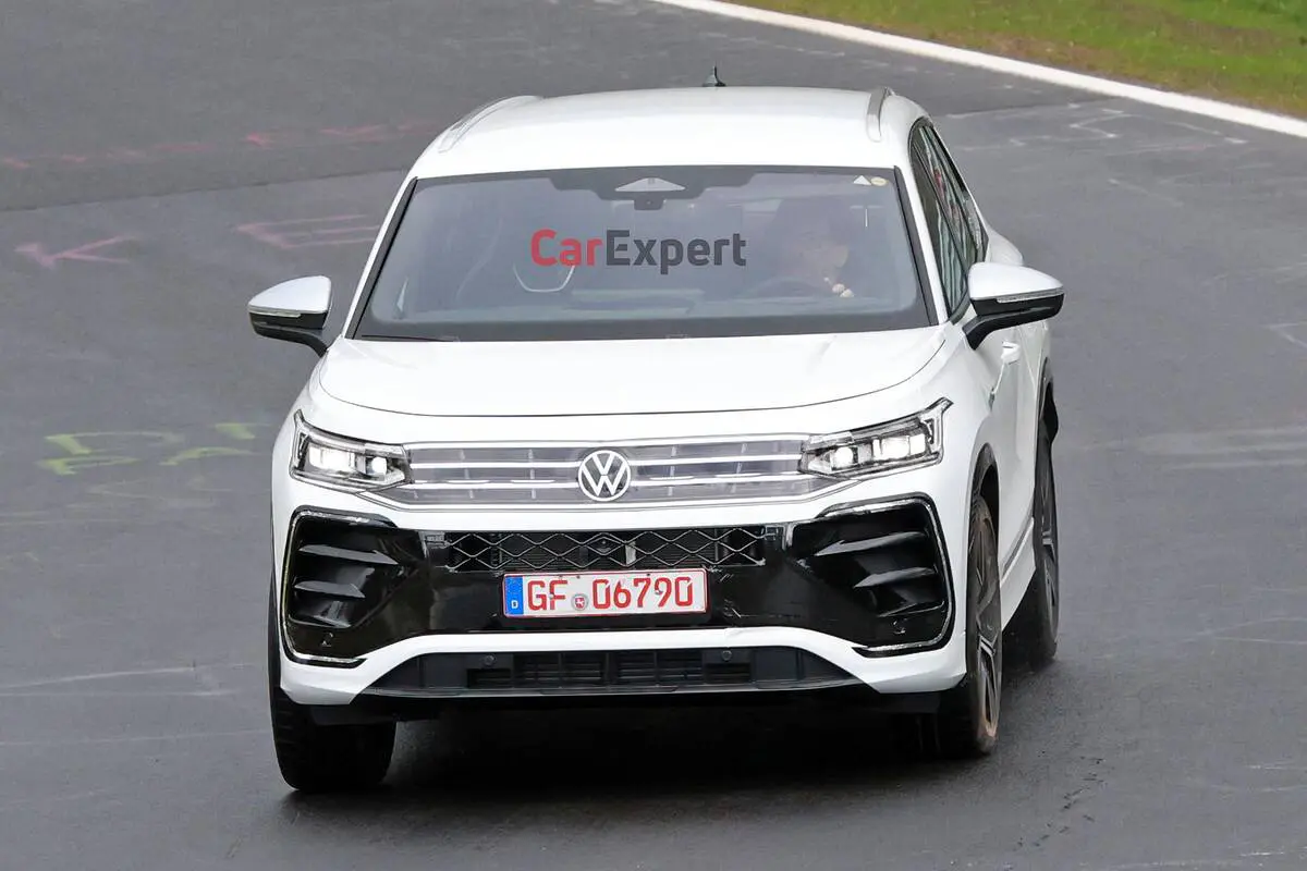 découvrez le vw tayron, le nouveau successeur du tiguan allspace prévu pour 2025. avec un design innovant et des caractéristiques améliorées, le tayron promet une expérience de conduite incomparable pour les amateurs de suv. ne manquez pas les premières images et spécifications de ce modèle très attendu.