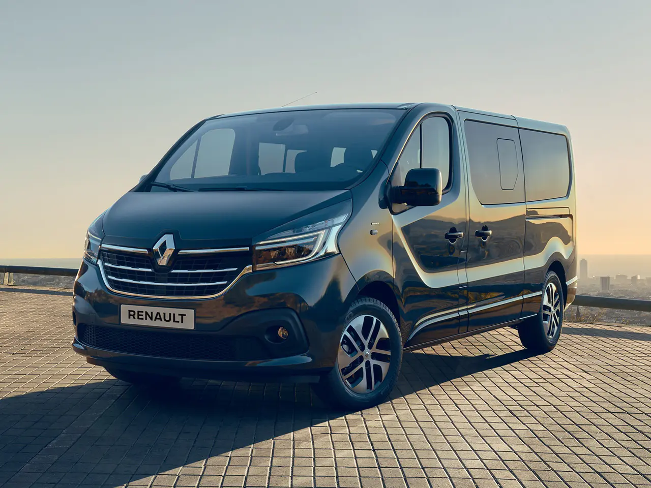 découvrez le renault trafic, un véhicule utilitaire polyvalent et spacieux, idéal pour les professionnels et les familles. avec son design moderne, ses technologies avancées et son confort optimal, le trafic répond à tous vos besoins de transport. explorez ses caractéristiques et options pour trouver le modèle parfait pour vous.