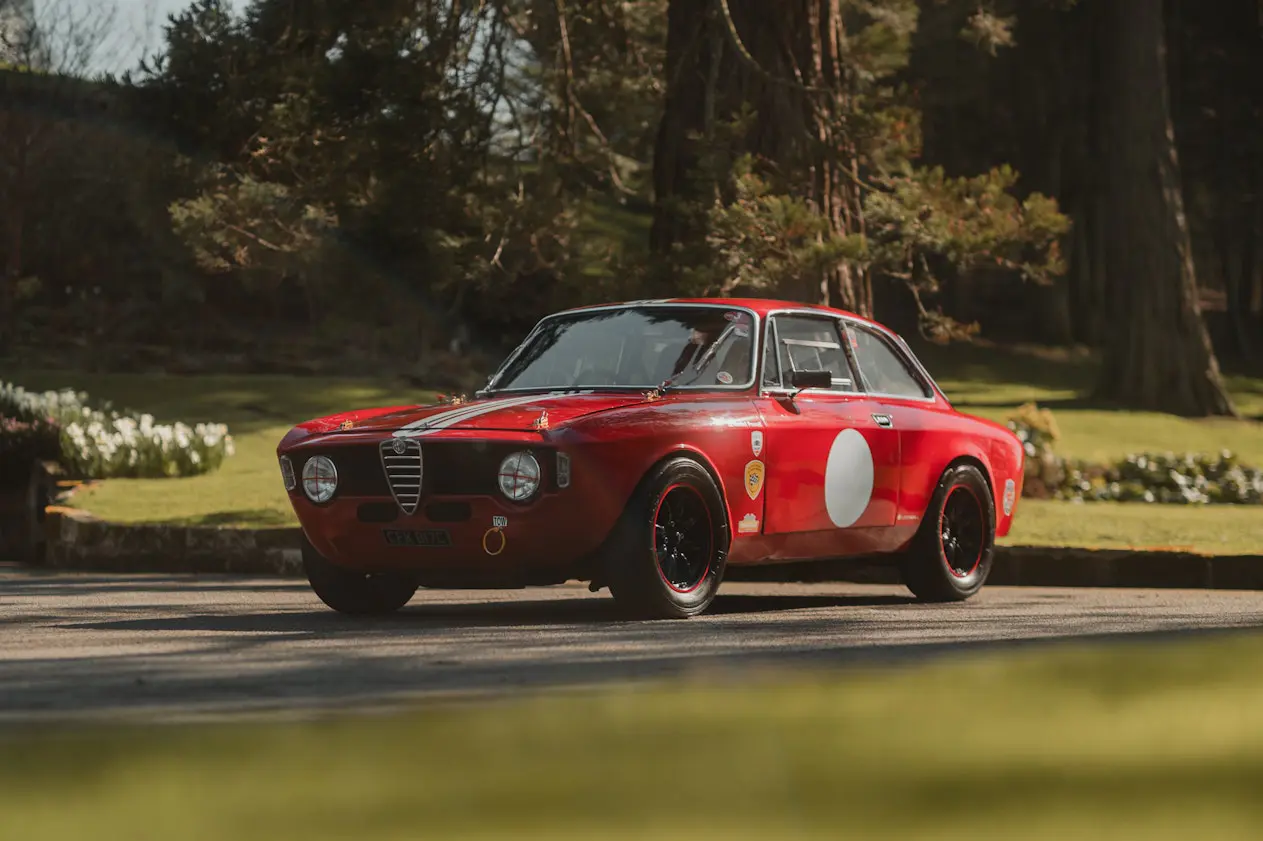 découvrez l'alfa romeo giulia légère, une berline alliant performance, élégance et innovation. avec son design raffiné et ses technologies de pointe, elle offre une expérience de conduite incomparable sur route. explorez la puissance sous le capot tout en profitant d'une maniabilité agile et d'un confort inégalé.