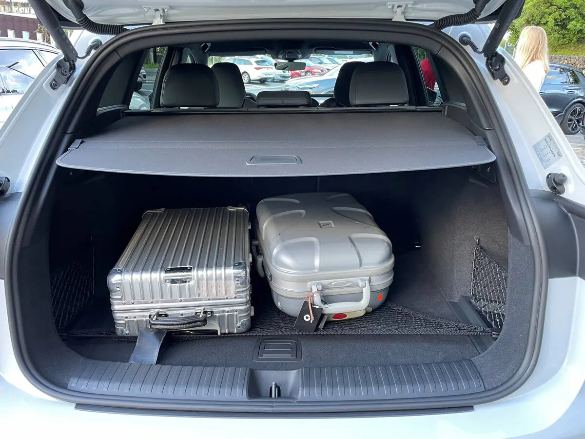 découvrez le coffre spacieux de l'audi a6 e-tron, alliant élégance et fonctionnalité. profitez d'un espace de rangement optimal pour tous vos besoins, que ce soit pour des voyages ou des courses quotidiennes.