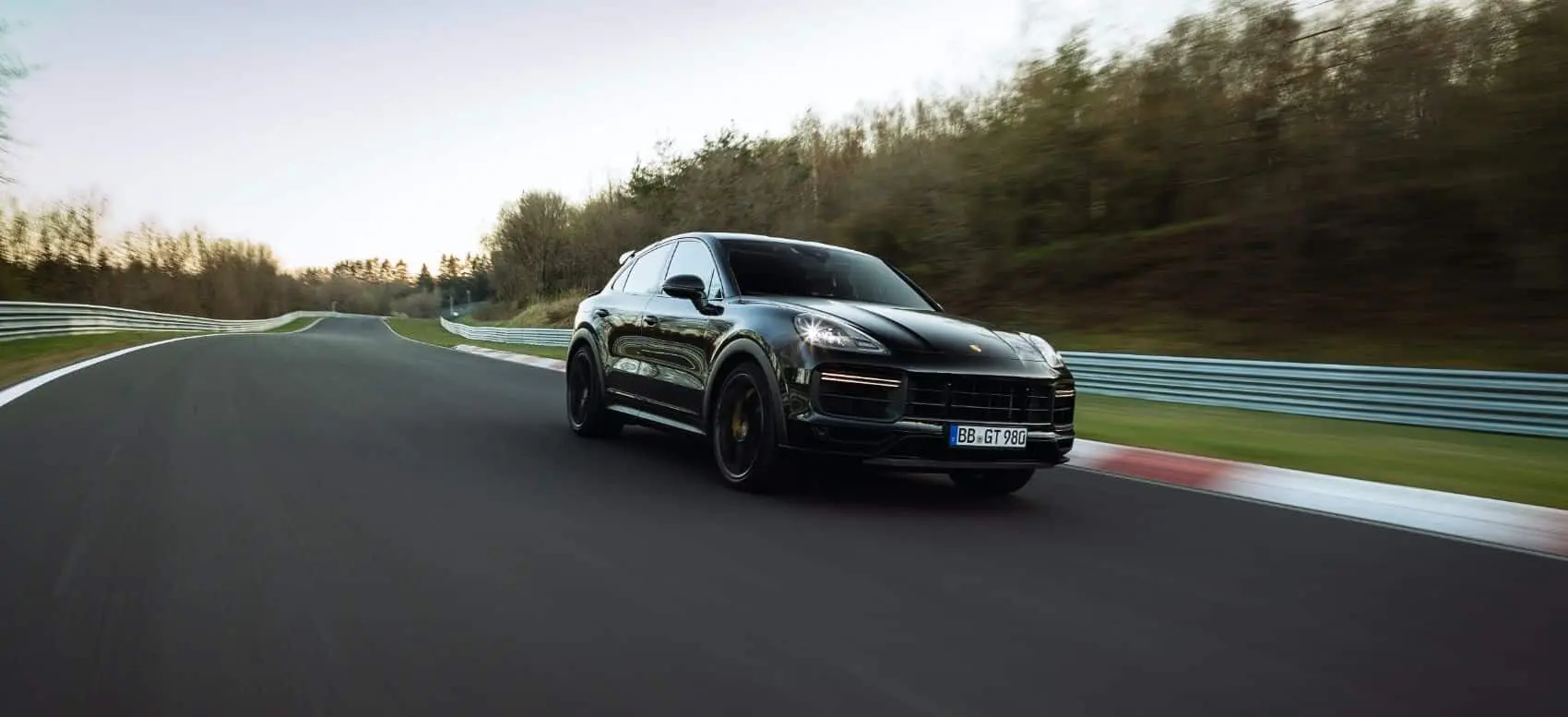 découvrez l'audi rs 5 hybride, alliant performance et technologie de pointe, testée sur le mythique circuit du nürburgring. vivez l'expérience de conduite ultime avec une puissance optimisée et une efficacité énergétique exceptionnelle.