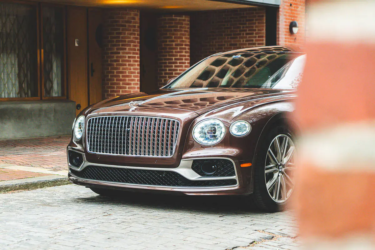 découvrez le bentley flying spur 2024, un yacht de luxe hybride alliant performance incroyable avec ses 782 ch et élégance raffinée. un chef-d'œuvre d'ingénierie et de design qui redéfinit le confort et le style automobile.