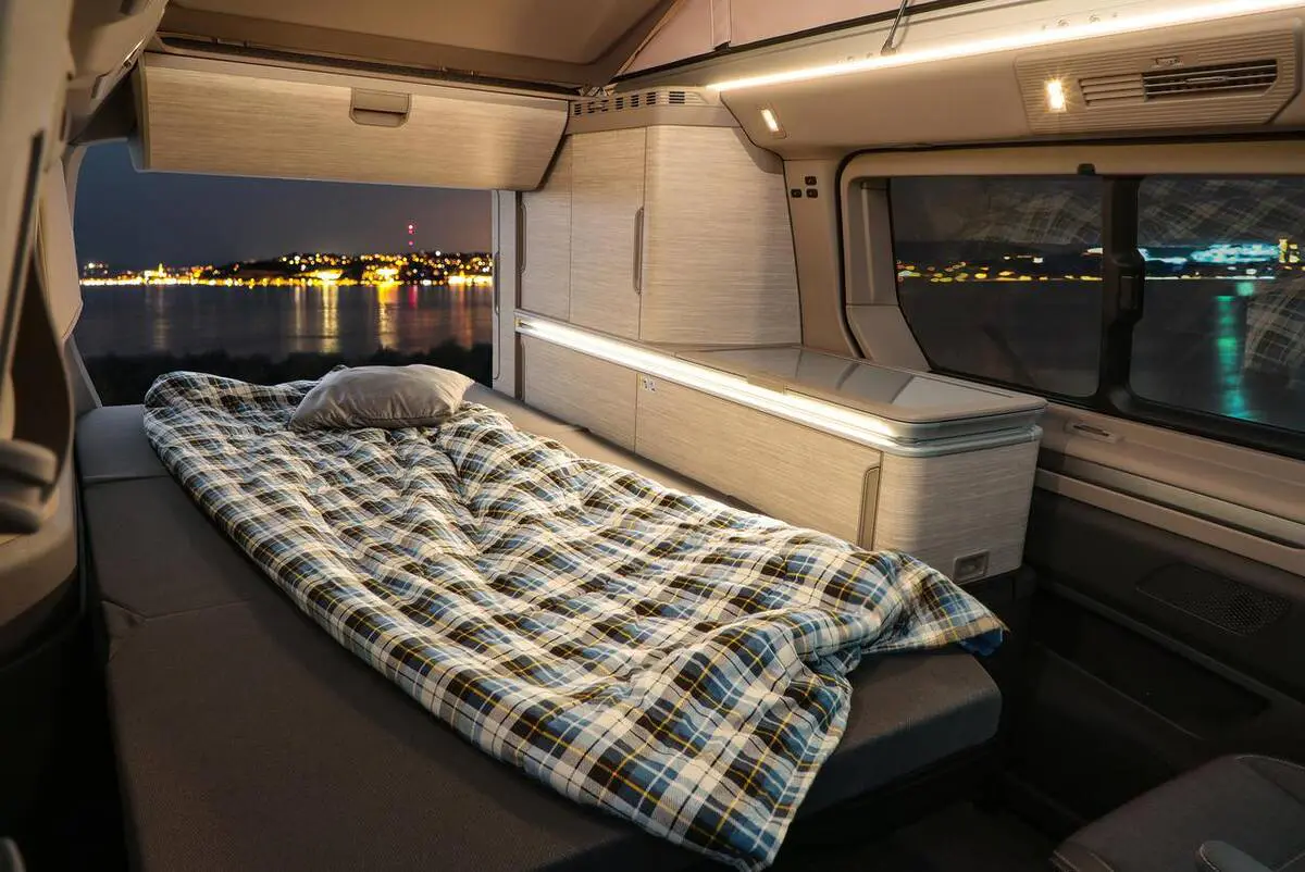 découvrez l'essai du volkswagen california 2024, un véhicule qui allie confort, fonctionnalité et style. explorez ses caractéristiques innovantes, son aménagement spacieux et ses performances sur route, parfait pour les amateurs de voyages en camping et d'aventures en plein air.