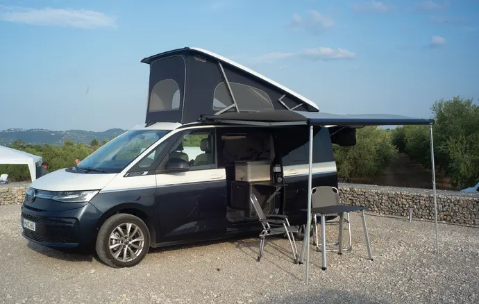 découvrez l'essai complet du volkswagen california 2024, un van aménagé alliant confort, praticité et technologie. parfait pour les aventuriers et les amateurs de road trips, ce modèle 2024 vous promet des expériences inoubliables sur la route. plongez dans une analyse détaillée de ses caractéristiques, performances et innovations.
