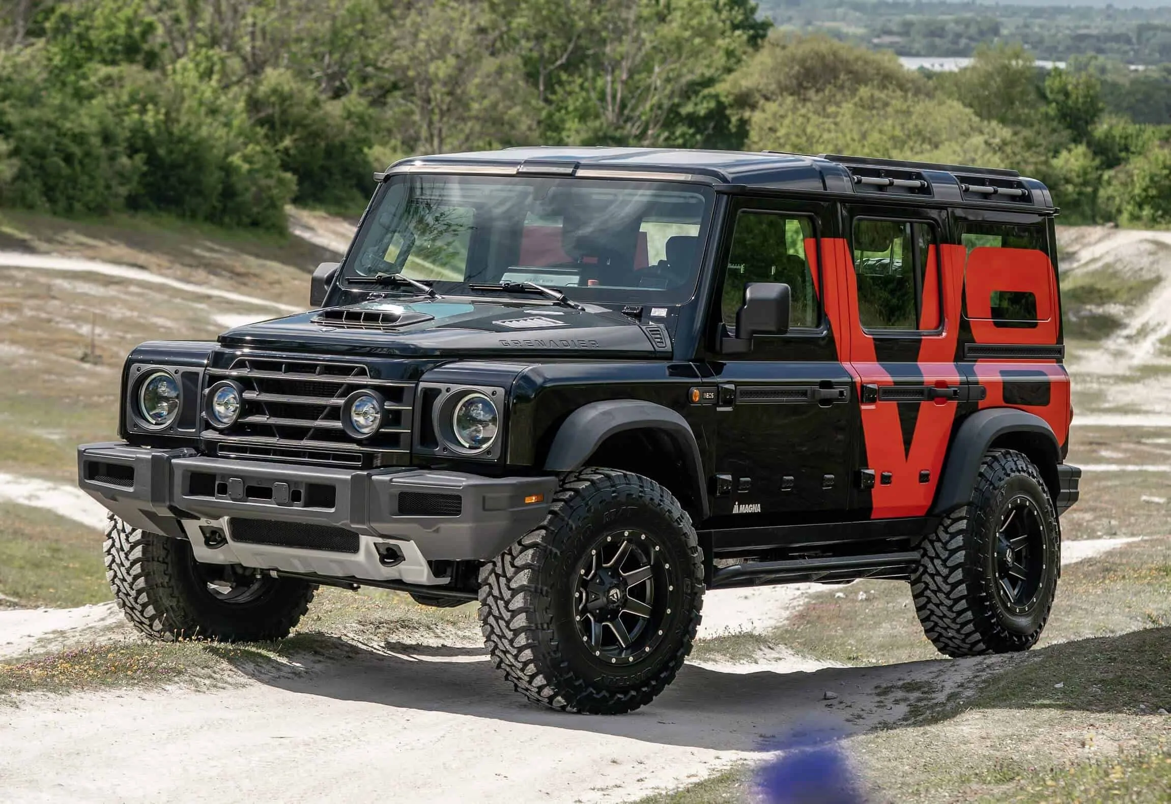 découvrez la collaboration unique entre mansory et l'ineos grenadier, où l'artisanat automobile de luxe rencontre la robustesse d'un 4x4 emblématique. plongez dans un univers de personnalisation haut de gamme et d'innovation, tout en explorant les performances exceptionnelles de ce véhicule tout-terrain.