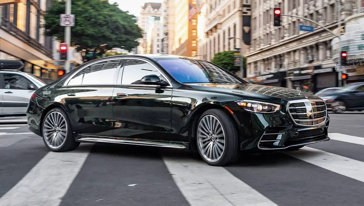 découvrez la future mercedes s-class, alliant luxe, technologie de pointe et performance exceptionnelle. plongez dans un univers de confort inégalé et d'innovations qui redéfinissent l'expérience de conduite.