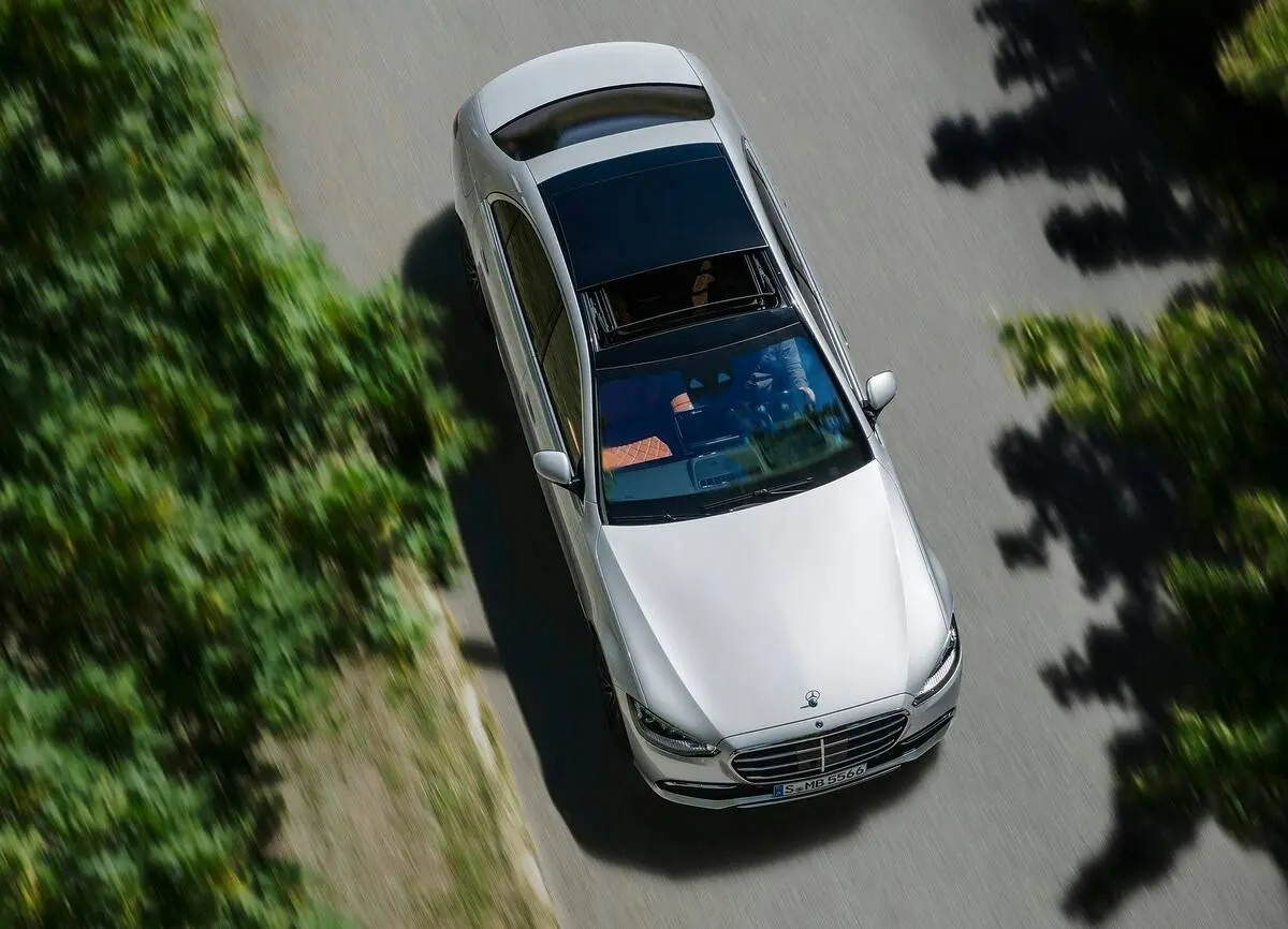 découvrez la mercedes s-class du futur, alliant luxe, technologie de pointe et performances exceptionnelles. plongez dans l'univers de l'élégance automobile avec des innovations qui redéfinissent le confort et la sécurité.