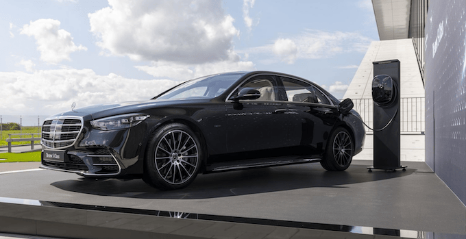 découvrez la mercedes s-class du futur, une fusion parfaite de technologie avancée, de luxe inégalé et de performance exceptionnelle. explorez les innovations qui redéfinissent le confort et la conduite automobile.