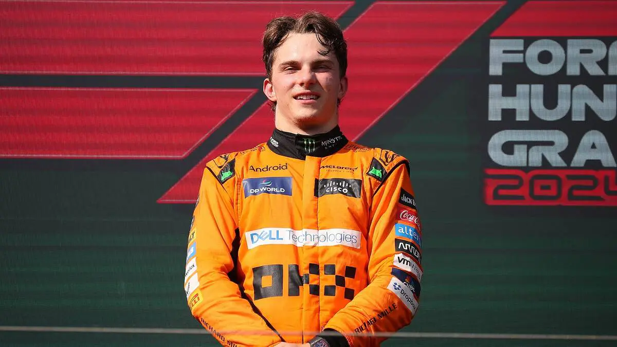 découvrez comment oscar piastri a réalisé un incroyable exploit en remportant la victoire en azerbaïdjan, marquant un moment mémorable dans sa carrière de pilote. suivez les temps forts de cette course captivante et les performances exceptionnelles qui ont conduit à son triomphe.