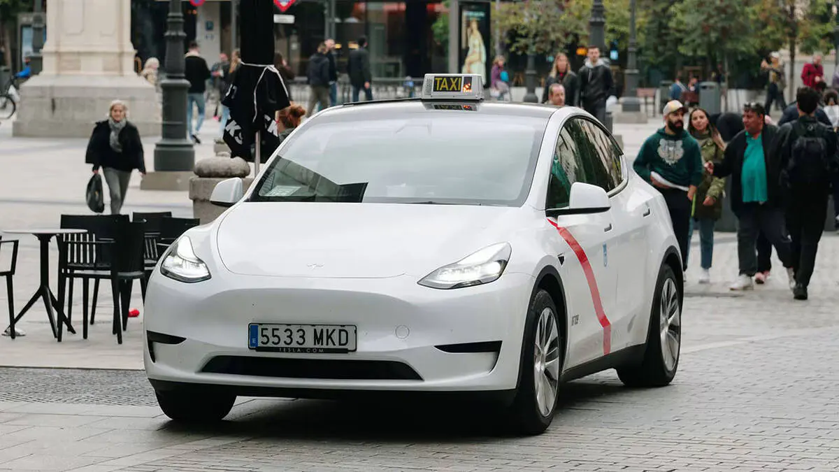 découvrez le futur de la mobilité avec le robotaxi tesla, alliant auto-conduite avancée et technologies innovantes. profitez d'un voyage sûr, confortable et sans conducteur au cœur des villes modernes.