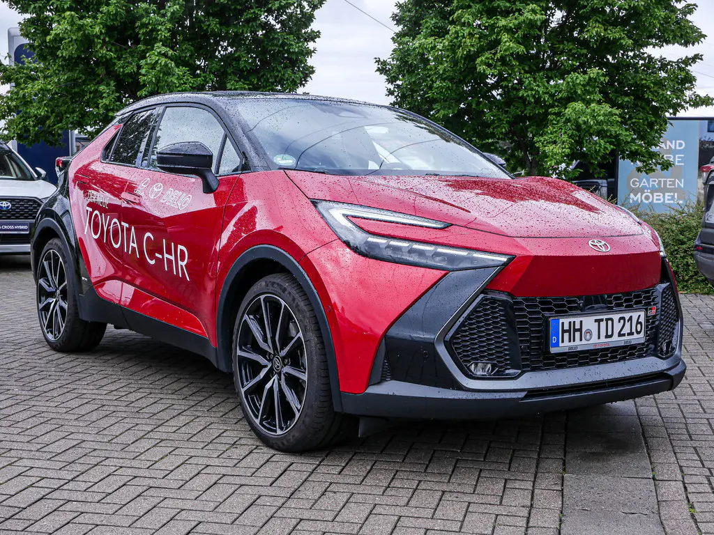 découvrez le toyota c-hr sportif, un suv au design audacieux alliant performance et modernité. profitez d'une conduite dynamique avec des technologies avancées et un intérieur raffiné. idéal pour les amateurs de sensations fortes et d'élégance sur la route.