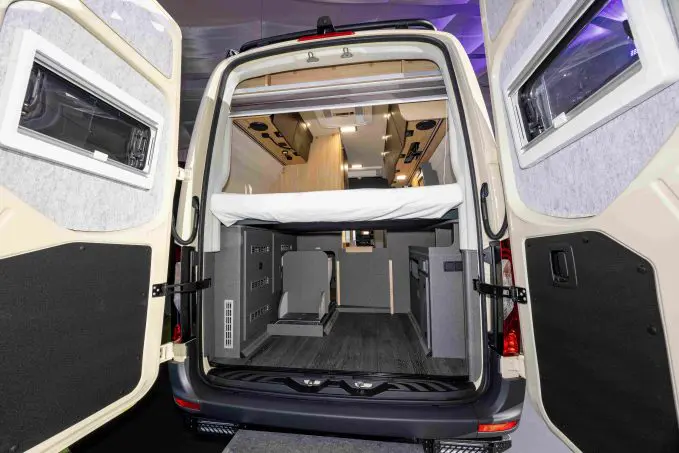 découvrez le weinsberg x-pedition 600 mq, un fourgon aménagé alliant confort et praticité pour vos voyages. profitez d'un espace optimisé avec des équipements modernes, parfait pour les aventuriers en quête de liberté sur la route.