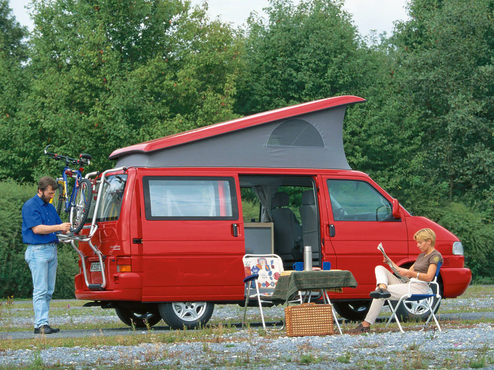 découvrez notre volkswagen t4 aménagé à un prix exceptionnel. profitez d'un véhicule spacieux, confortable et prêt à partir à l'aventure. ne manquez pas cette opportunité unique !