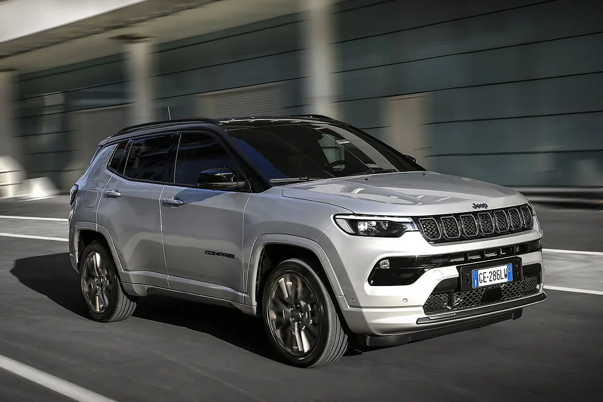 découvrez le nouveau jeep compass, un suv alliant design moderne, confort exceptionnel et technologies avancées. prêt pour toutes vos aventures, il offre une expérience de conduite inégalée sur routes et hors routes.