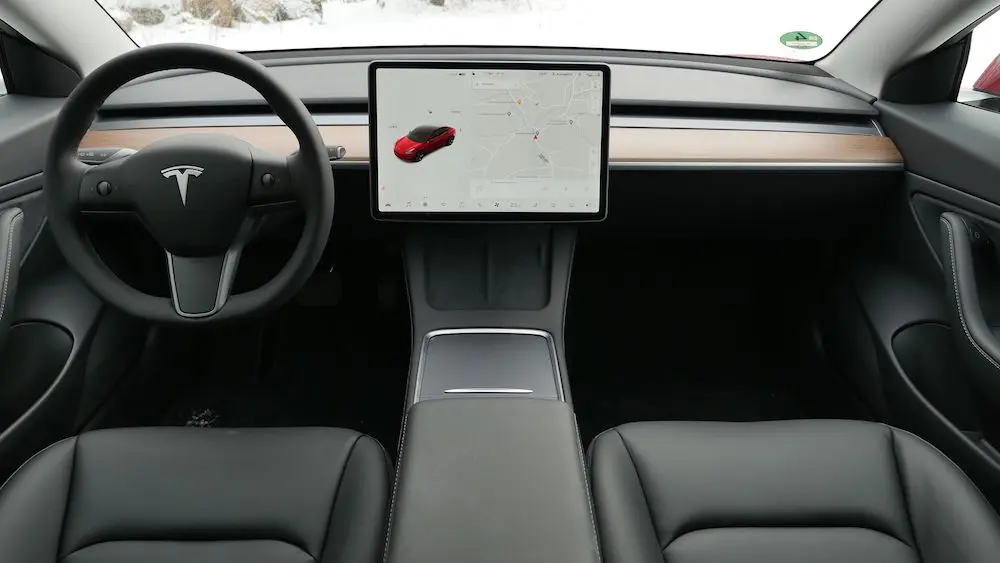 découvrez la tesla model 3, une berline électrique intrigante alliant performance, modernité et technologie de pointe. explorez son design élégant, son autonomie impressionnante et ses fonctionnalités innovantes qui révolutionnent l'expérience de conduite.