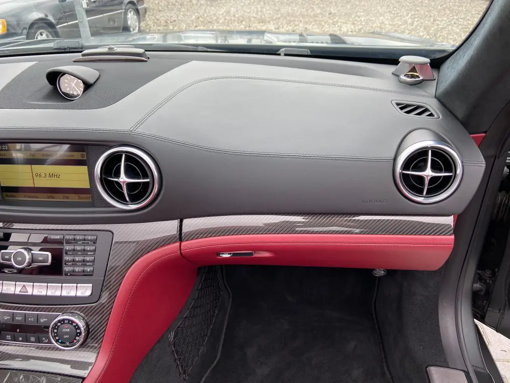 découvrez la puissance inégalée de la brabus sl carbone, une combinaison parfaite d'élégance et de performance. avec son design aérodynamique en carbone et son moteur suralimenté, cette supercar offre une expérience de conduite exaltante. plongez dans le luxe et la technologie de pointe avec la brabus sl carbone.