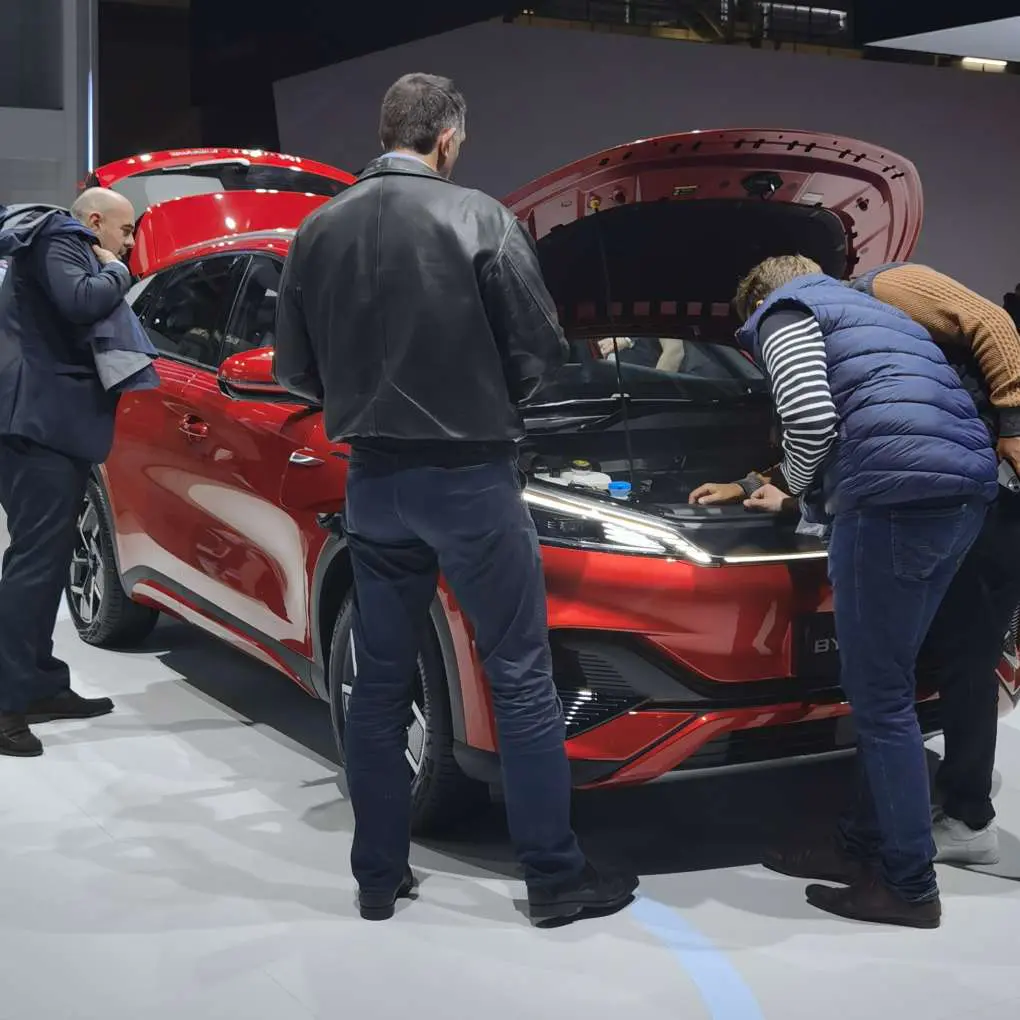 découvrez comment le défi chinois transforme l'industrie automobile occidentale, en abordant les innovations, les perspectives de marché et les enjeux cruciaux de cette compétition mondiale.