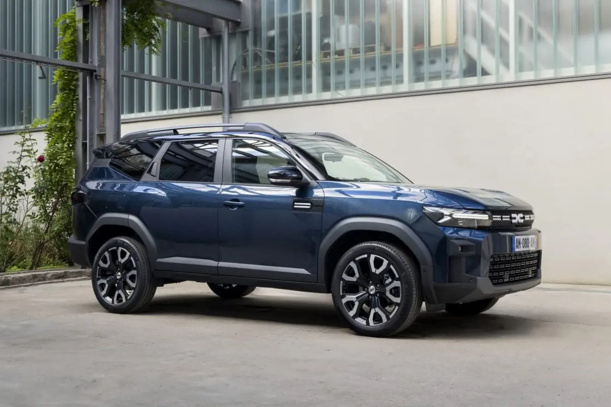 découvrez les dimensions de la dacia bigster, un suv spacieux et polyvalent qui allie confort et performance. informez-vous sur sa taille extérieure, son espace intérieur et ses caractéristiques pour mieux apprécier ce modèle prometteur.