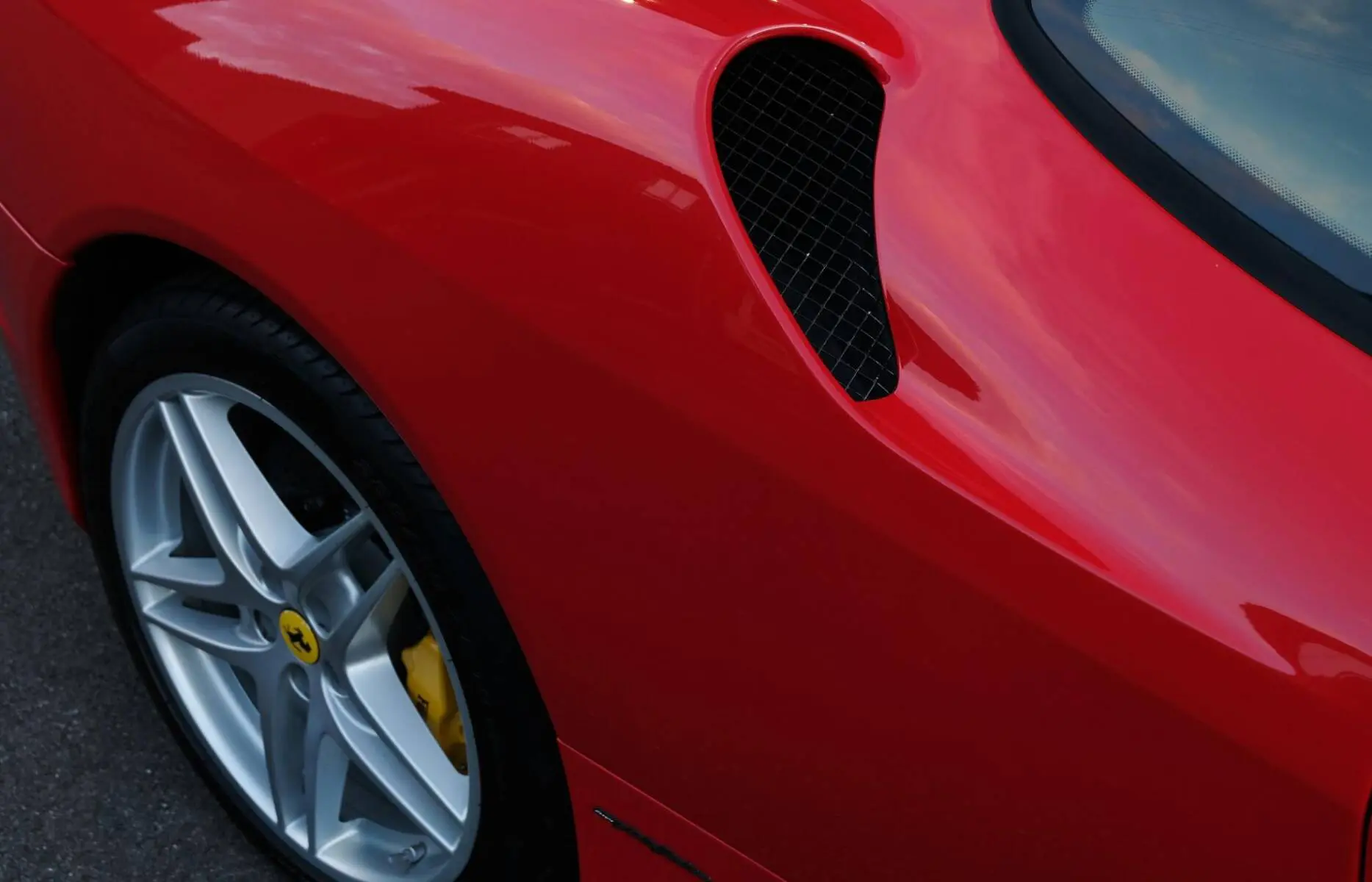 découvrez l'héritage exceptionnel de la ferrari f430, qui célèbre 20 ans d'innovation, de performance et de design emblématique. plongez dans l'univers fascinant de cette supercar qui a marqué son époque et continue d'inspirer les passionnés d'automobile à travers le monde.