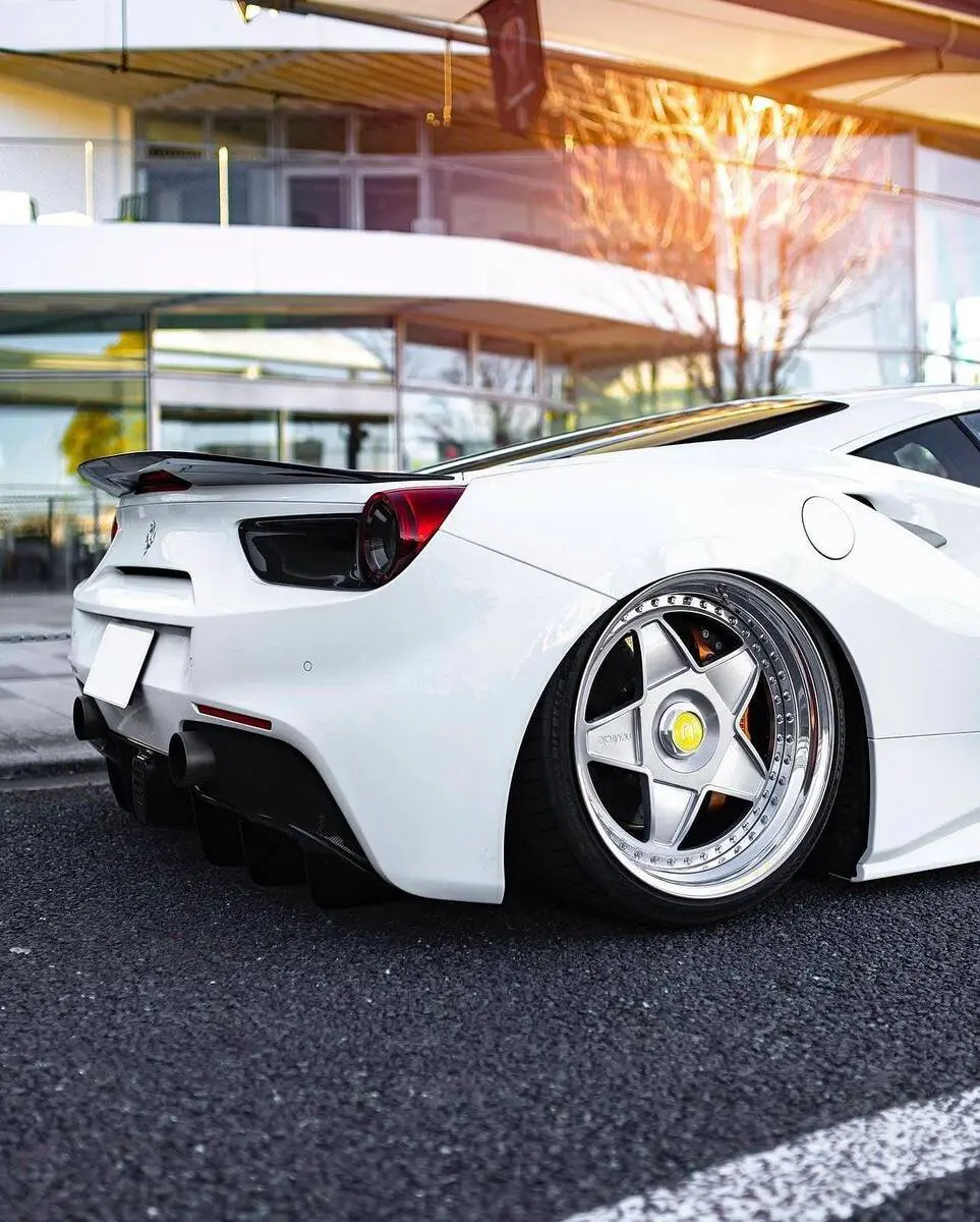 découvrez la ferrari f80, une supercar impressionnante avec une puissance de 1200 ch et un prix de 3 millions de livres. plongez dans l'univers de l'innovation et du design exceptionnel de cette voiture d'exception.